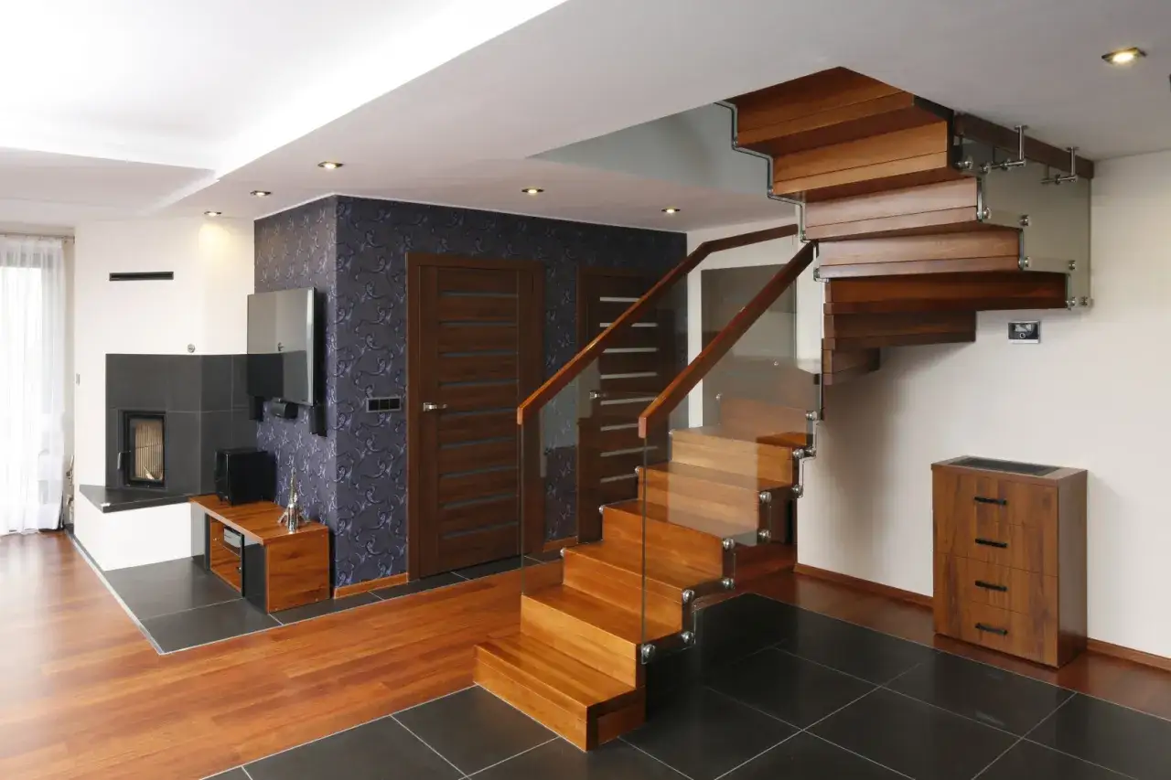 Jakie schody wewnętrzne do domu? 7 typów, wady i zalety