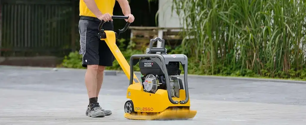 Jaką zagęszczarkę na podjazd wybrać? Kluczowe porady i wskazówki