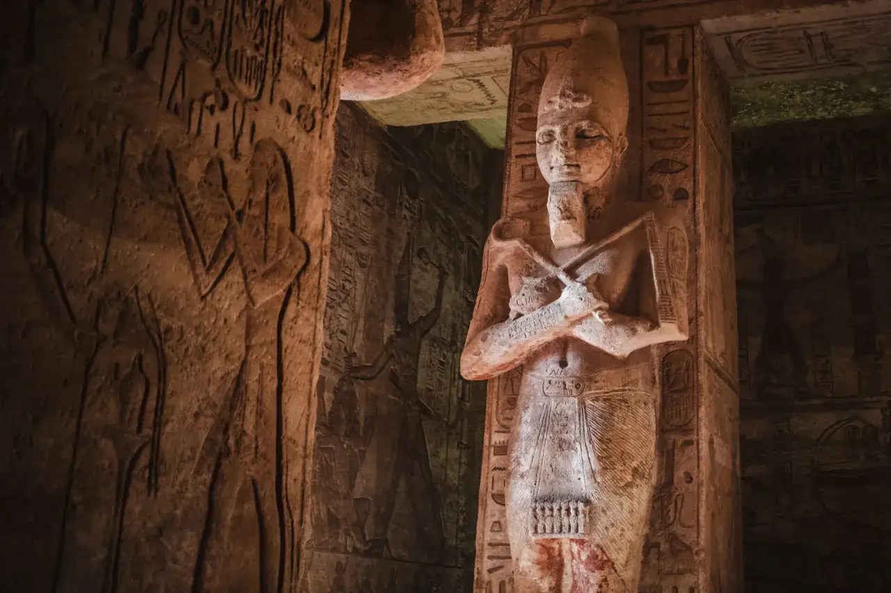 Pisma starożytnego Egiptu: tajemnice hieroglifów i ich wpływ na historię