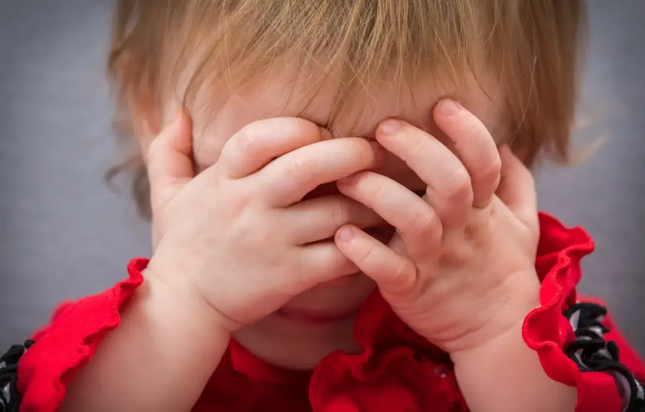 Zapalenie spojówek u dziecka – kiedy można wychodzić na dwór?