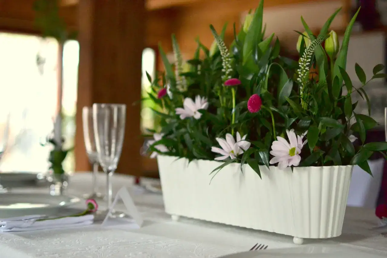 Jakie kwiaty na chrzest na stół? Eleganckie i wyjątkowe propozycje