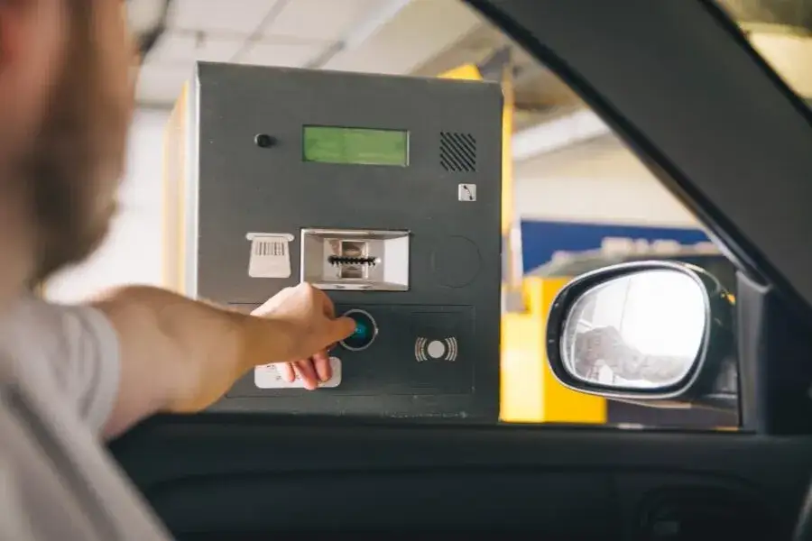 Ile wynosi mandat za brak biletu parkingowego i jak uniknąć kary? Sprawdź teraz!