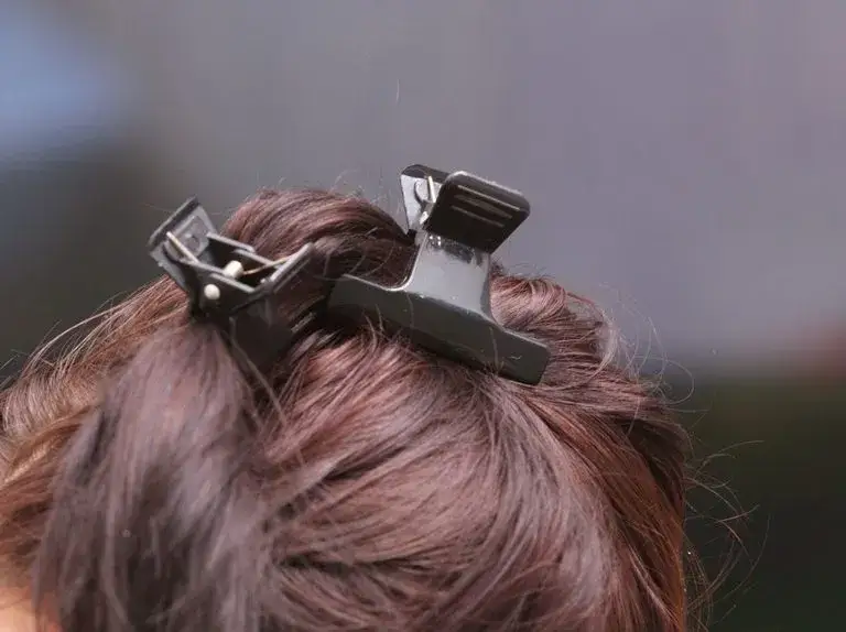 Jak używać klamry do włosów, aby uniknąć zniszczeń i stylizować idealnie