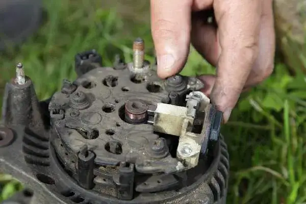 Objawy uszkodzonego regulatora napięcia. Uratuj swój samochód przed awarią