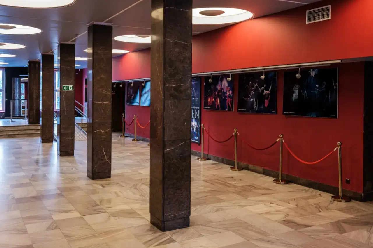 Co to jest rampa w teatrze i jak wpływa na oświetlenie sceny