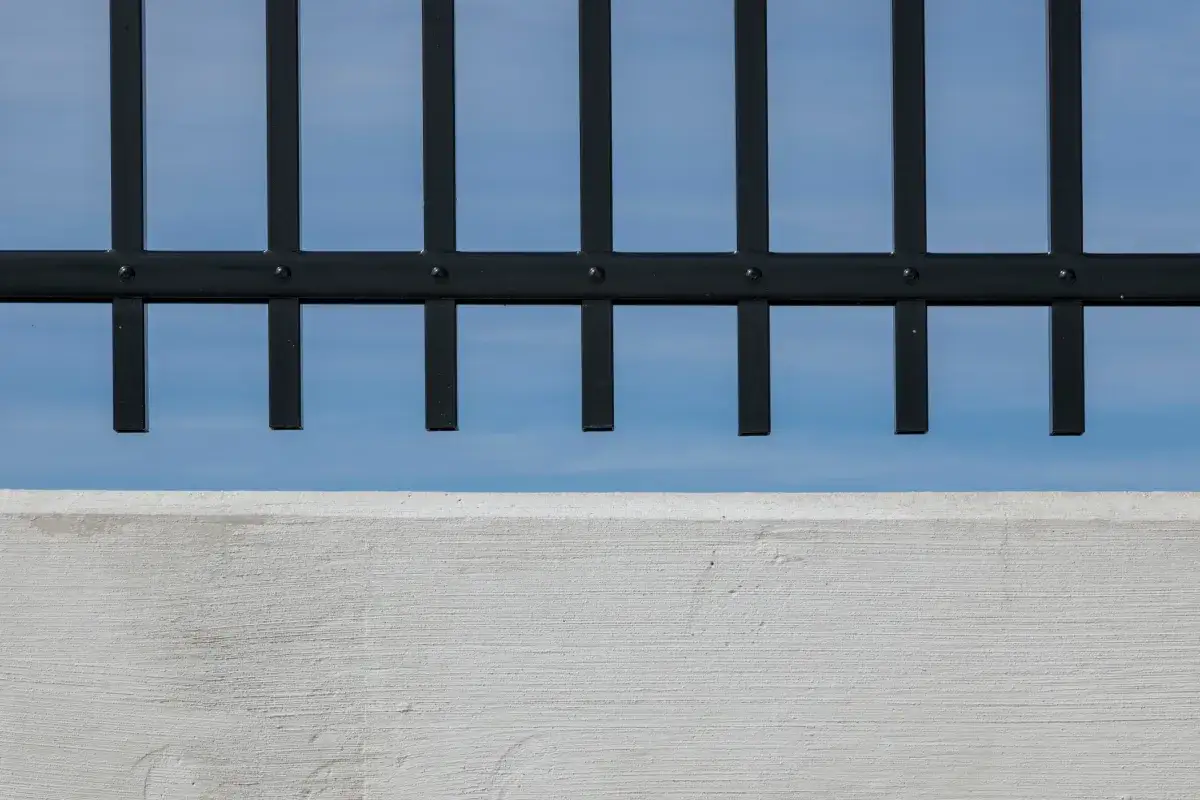 Co zamiast podmurówki pod ogrodzenie? Odkryj lepsze rozwiązania