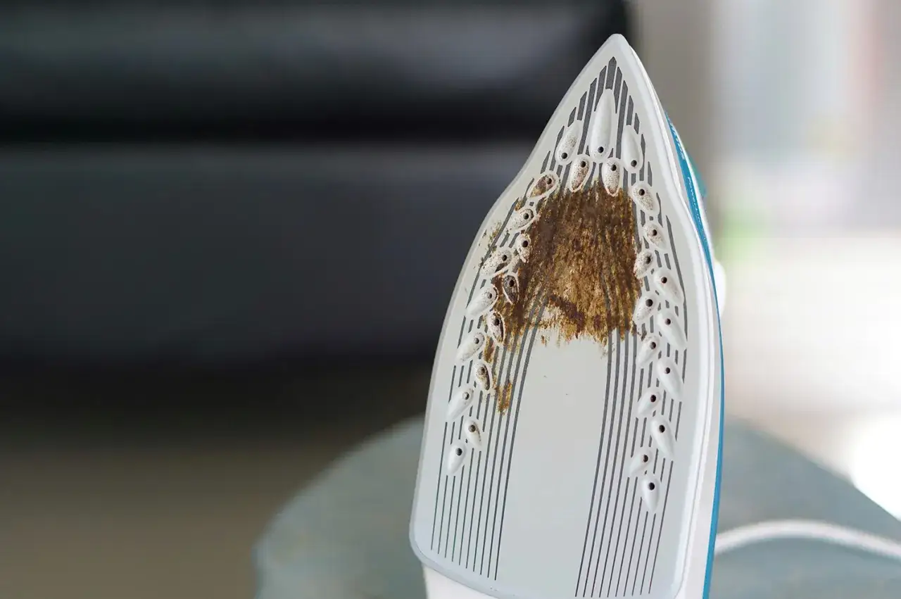 Jak wyczyścić przypalone żelazko teflonowe i zapobiec uszkodzeniom