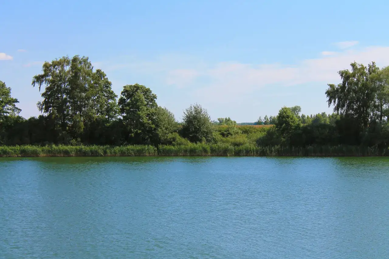 Jezioro Lednickie: malowniczy raj dla turystów i miłośników historii Polski