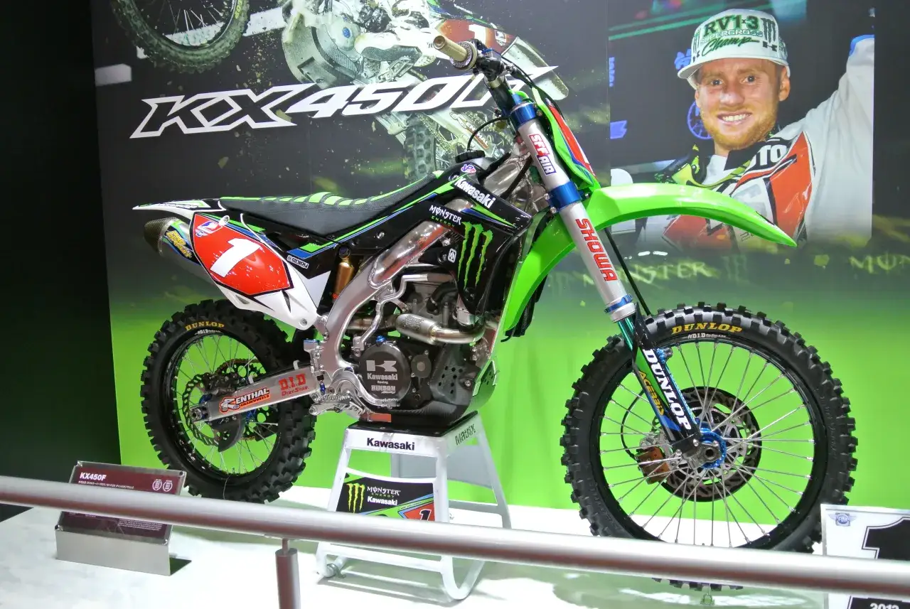 Kawasaki KXF 450 ile ma koni? Moc silnika i porównanie modeli z lat