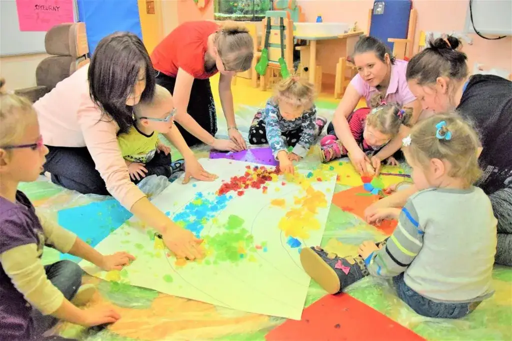 Zajęcia z sensoplastyki w przedszkolu: Odkryj korzyści dla dzieci