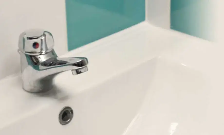 Jak uszczelnić zlewozmywak z blatem, aby uniknąć kosztownych przecieków