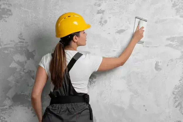 Drastycznie niskie lub wysokie? Ile kosztuje tynk i jak nie przepłacić za remont ścian