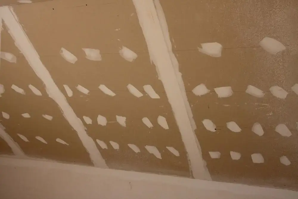 Jak malować płyty gipsowe, aby uniknąć najczęstszych błędów malarskich?