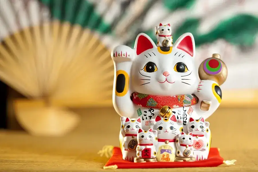 Chiński kot Maneki-neko: znaczenie kolorów i symboli przynoszących szczęście