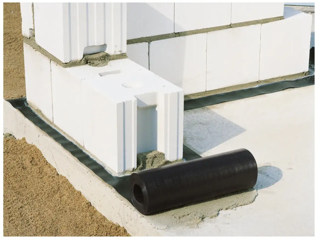 Izolacja pozioma fundamentów - folia czy papa? Poznaj zalety obu rozwiązań