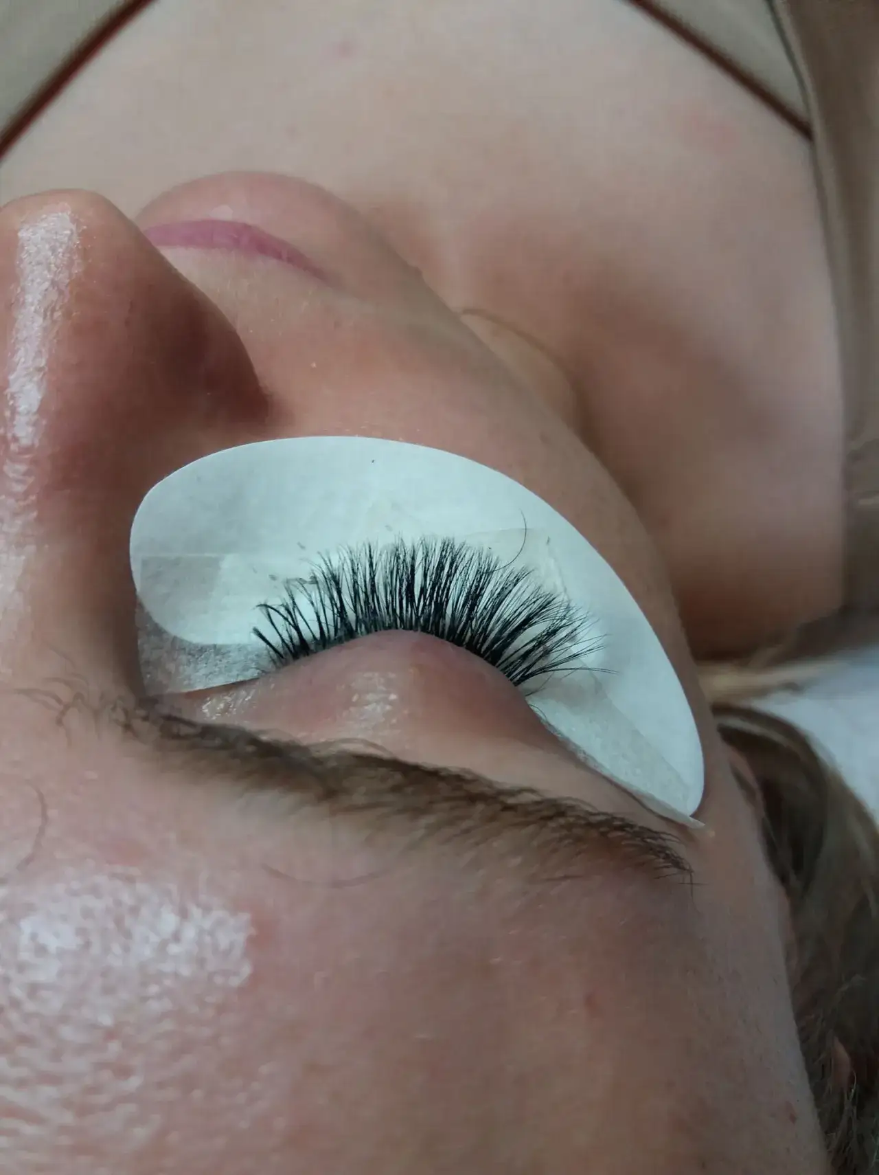 Czy przedłużanie rzęs je niszczy? Jak uniknąć uszkodzeń i dbać o naturalne rzęsy