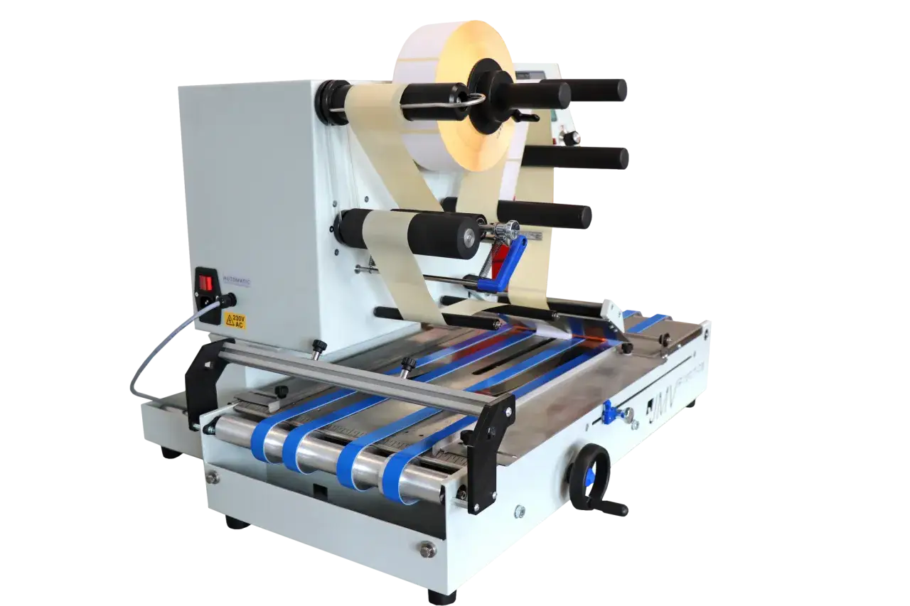 Zaawansowane etykieciarki przemysłowe i zakręcarki automatyczne w produkcji