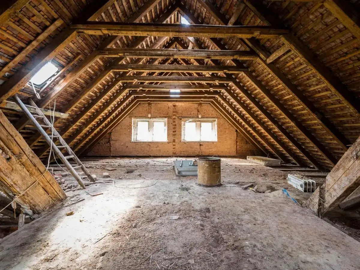 Jak wzmocnić bezpiecznie podłogę na strychu - wskazówki ekspertów