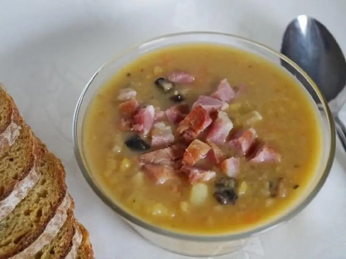 Jakie przyprawy dodać do grochówki? 10 smakowitych propozycji