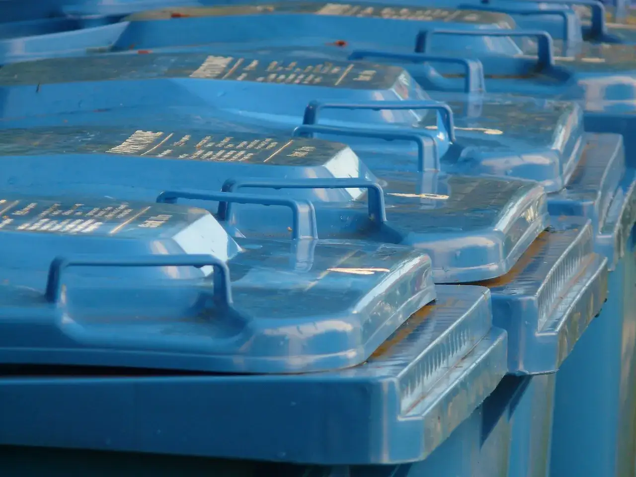 Wiata śmietnikowa – praktyczne i estetyczne rozwiązanie dla Twojej posesji