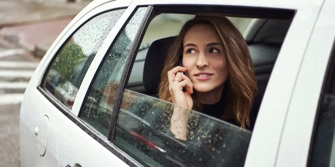 Jak działa aplikacja Uber? Poznaj proces zamawiania przejazdów