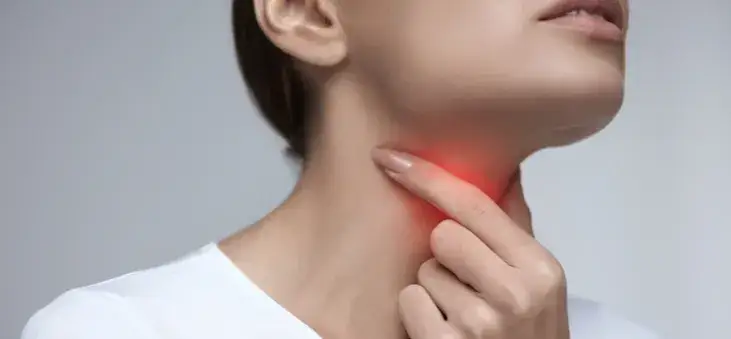 Jak zasnąć z bólem gardła - skuteczne sposoby na ulgę w nocy