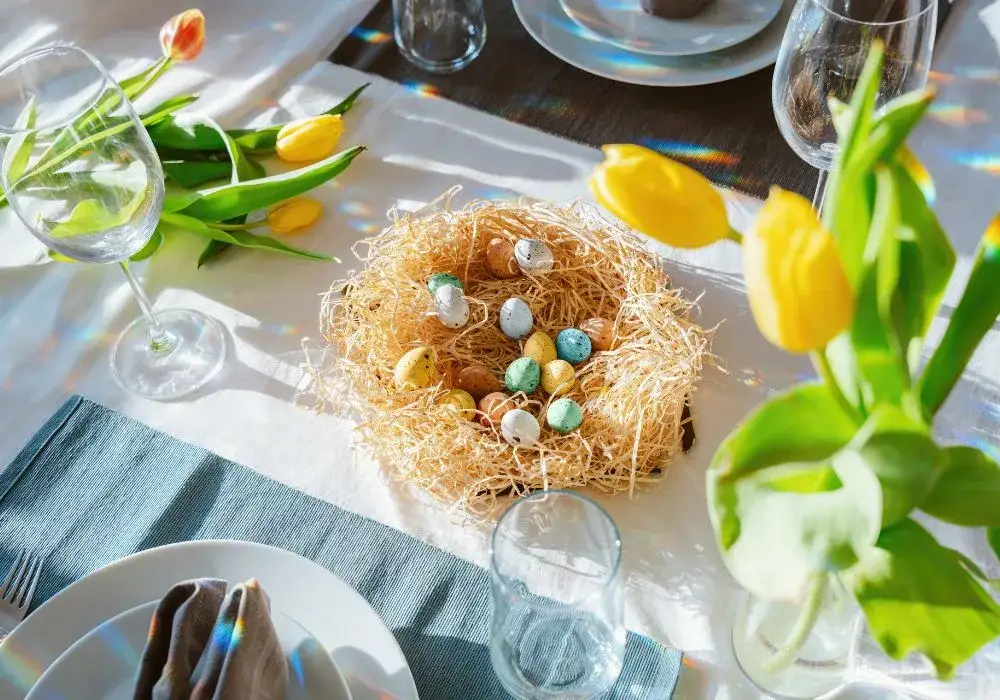 Jak ozdobić stół na Wielkanoc: wyjątkowe pomysły na dekoracje