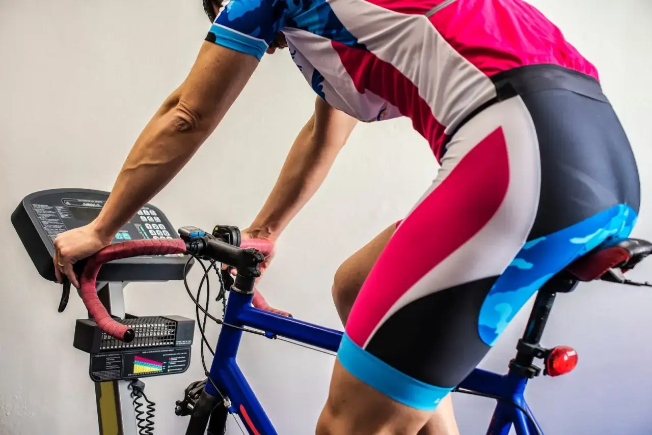 Trenażer czy rower stacjonarny: co wybrać, aby uniknąć rozczarowania?