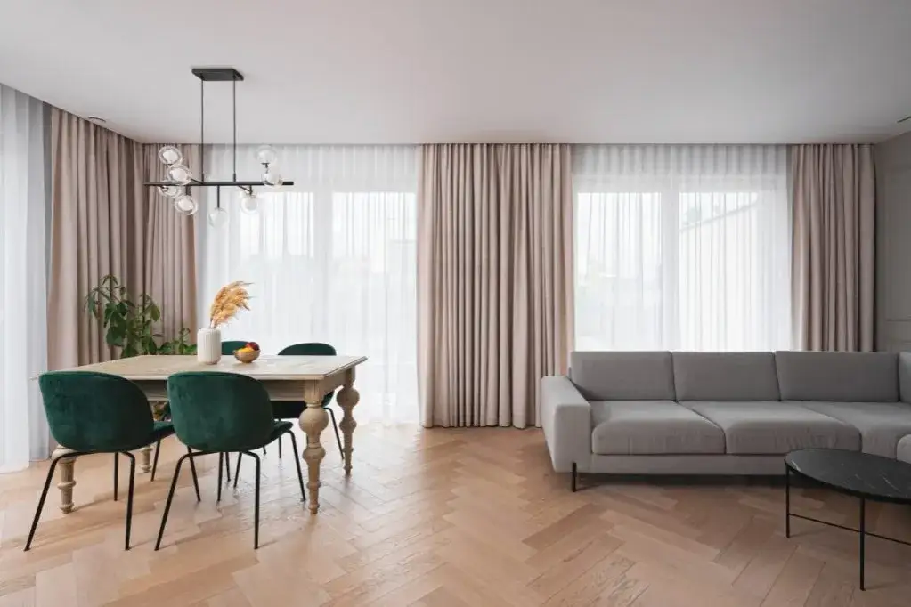 Jakie zasłony do szarej kanapy wybierać? Kolory, wzory i styl aranżacji