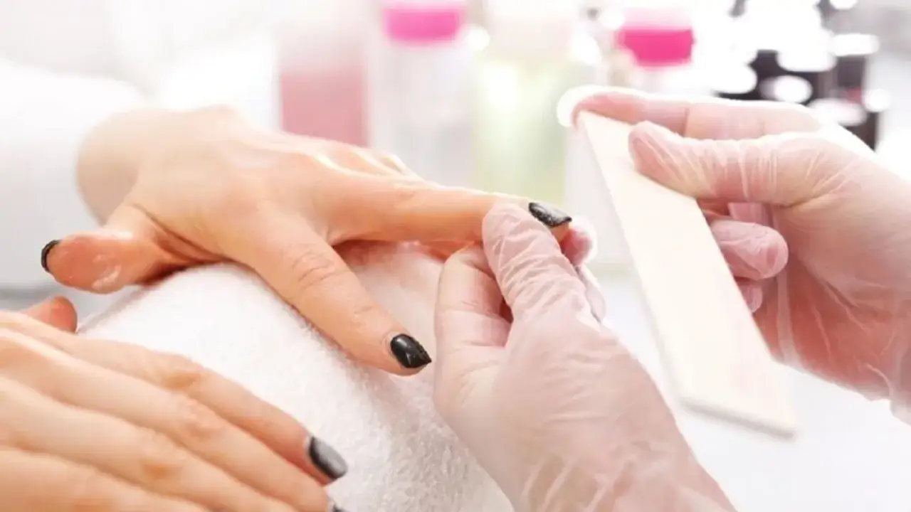 Hybryda vs żel: kluczowe różnice i zalety obu metod manicure