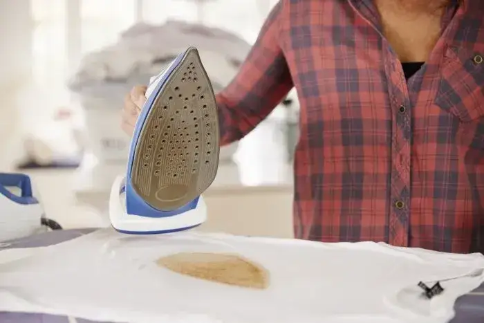 Skuteczne sposoby na to, czym usunąć przypalenie z żelazka