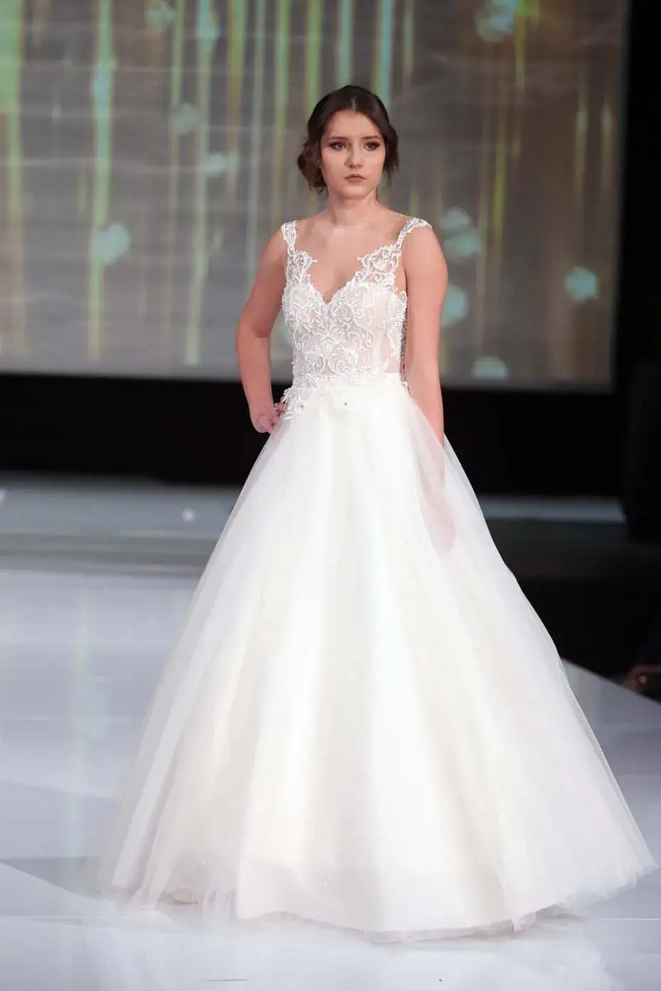 Najlepsze dekolty w sukniach ślubnych dla małego biustu – jak wybrać idealny fason?