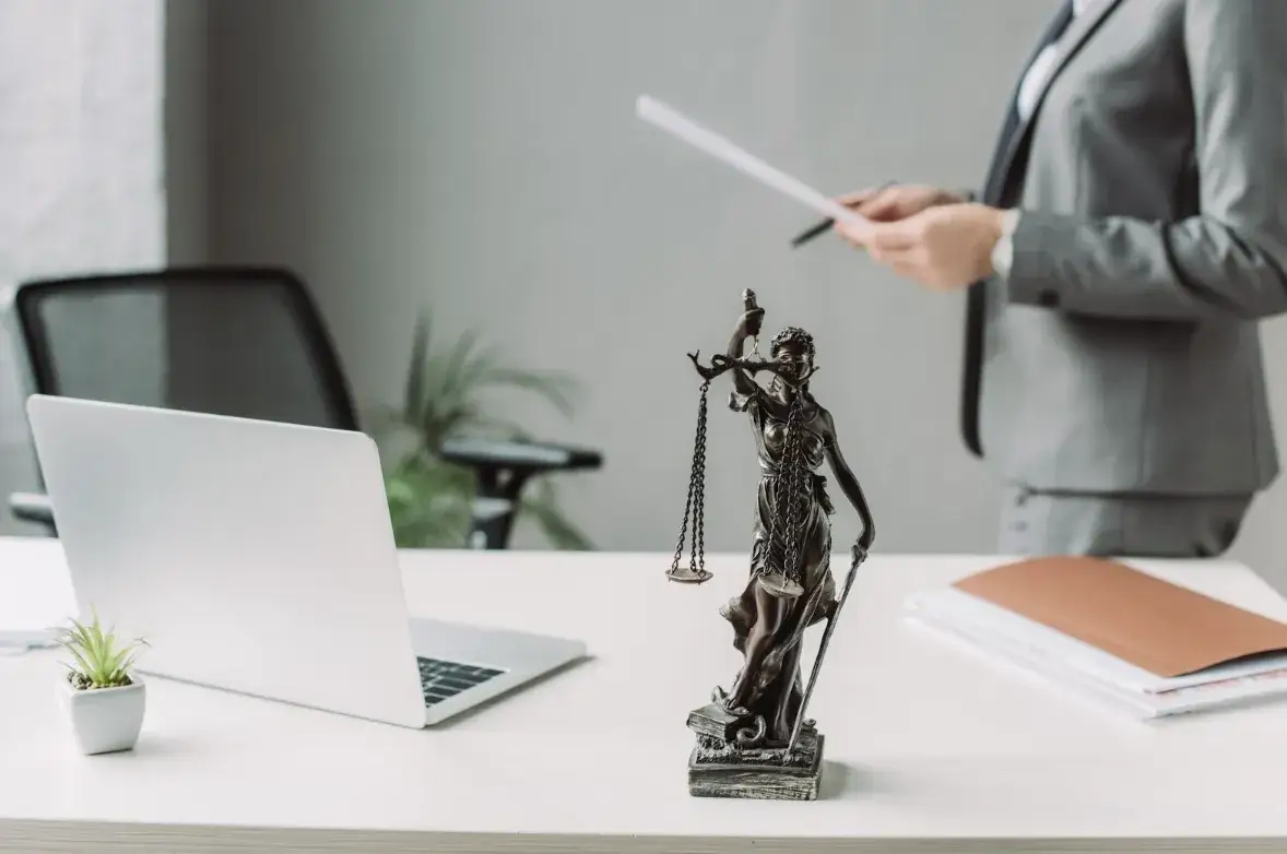 Czym jest obsługa prawna firm i jakie usługi obejmuje?