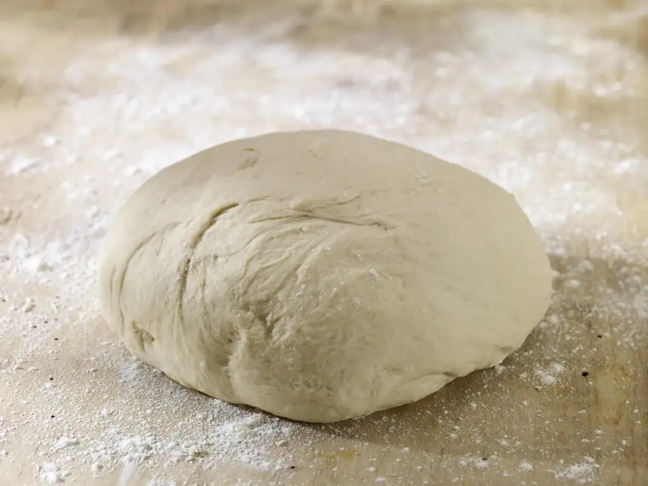 Ile powinno rosnąć ciasto na pizzę, aby uzyskać idealną konsystencję?