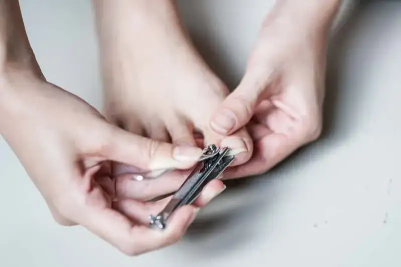 Jak bezpiecznie obciąć bardzo twarde paznokcie u nóg bez bólu i uszkodzeń