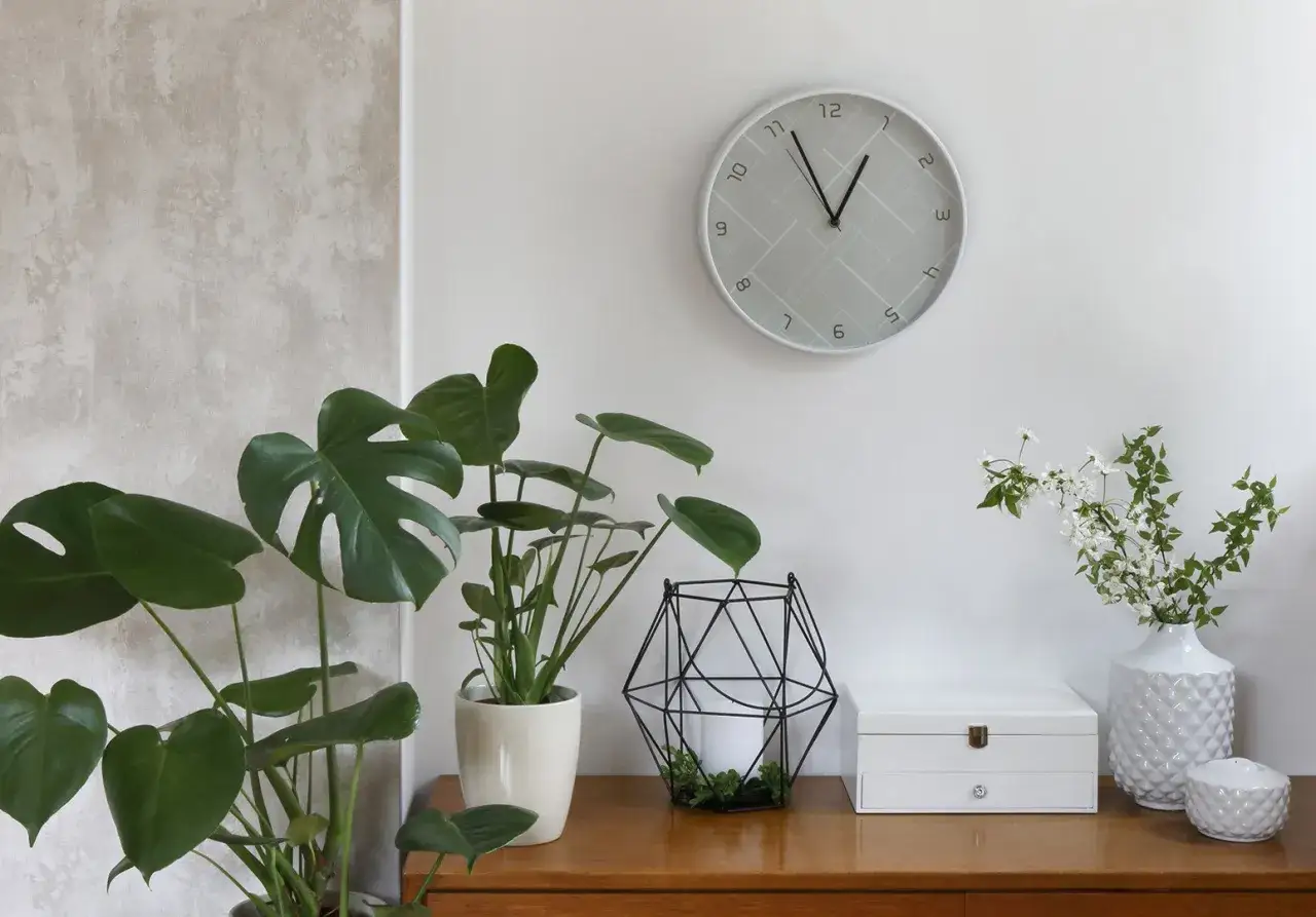 Gdzie powiesić zegar w salonie: 5 praktycznych wskazówek aranżacji