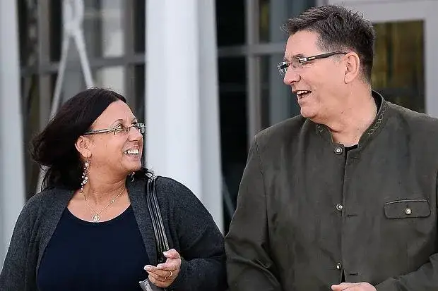 Ile lat ma żona Sławomira Świerzyńskiego? Zaskakujące fakty o Renacie!