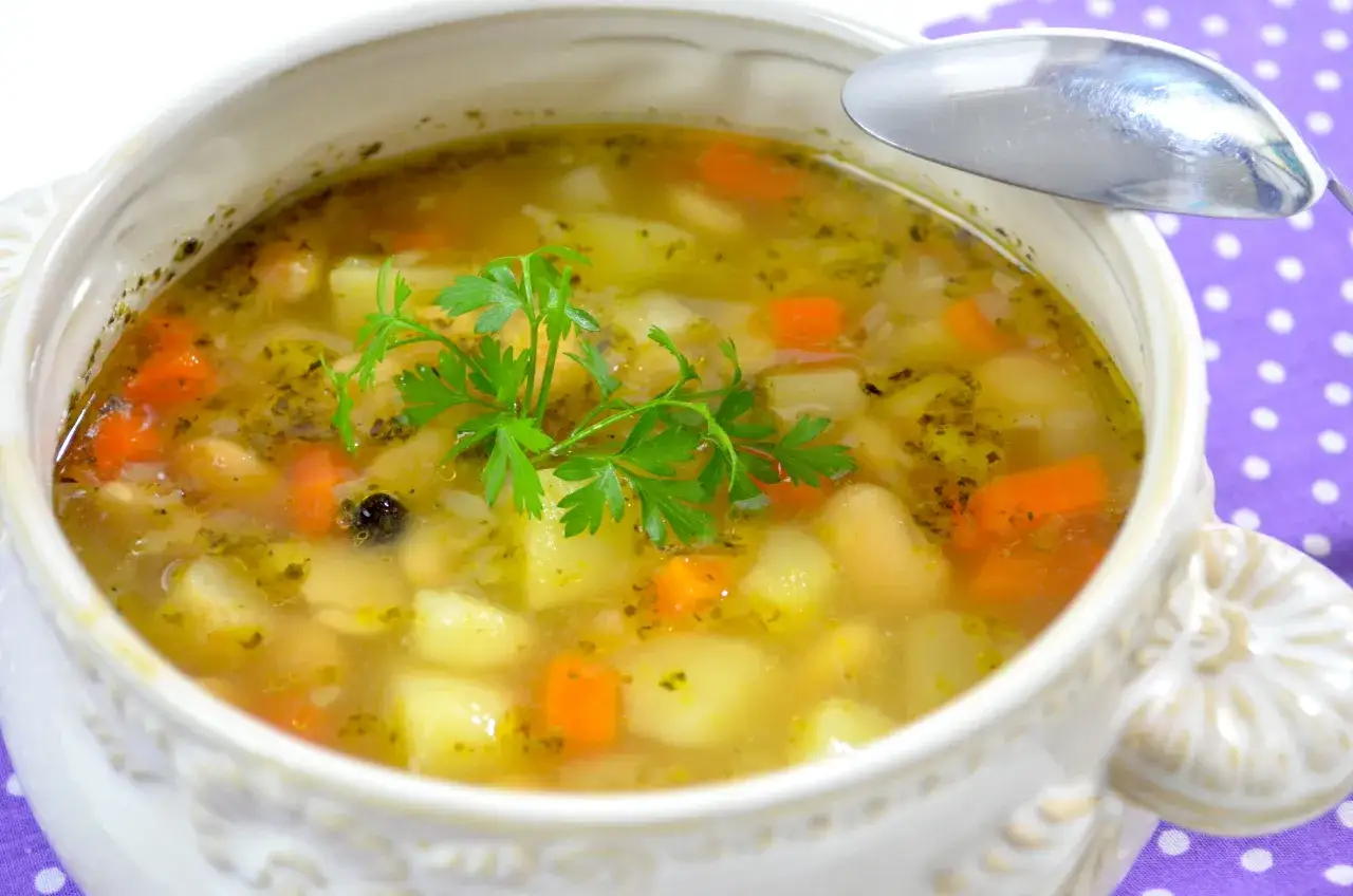 Jakie zioła do zupy fasolowej? 8 aromatycznych propozycji