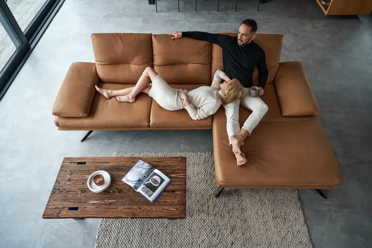 Jaki kolor kanapy do salonu? Odkryj idealne zestawienia kolorystyczne