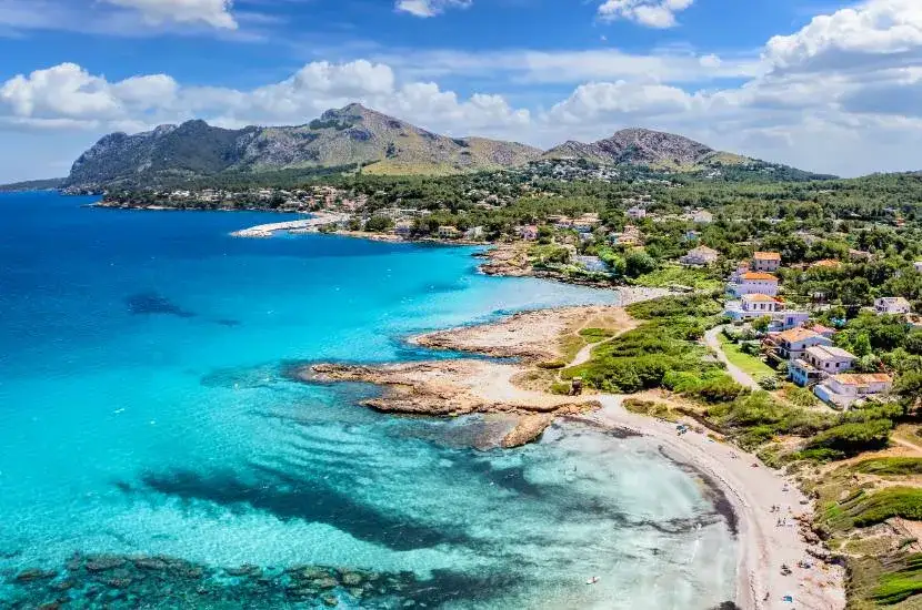 Ile trwa lot na Majorkę? Czas przelotu z Polski na słoneczną Majorkę