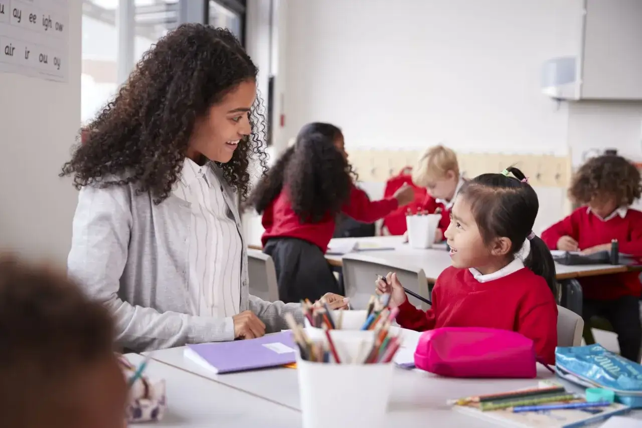 Wsparcie rozwoju mowy u maluchów dzięki pomocom logopedycznym