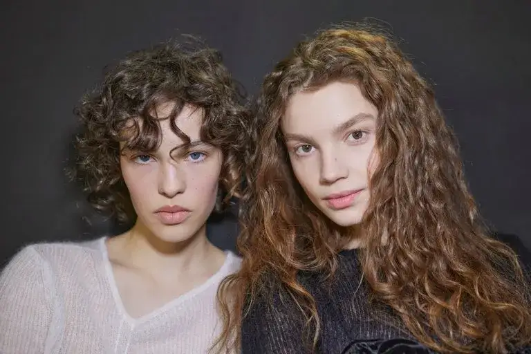 Jak zrobić łamane loki prostownicą i uzyskać efekt naturalnych fal