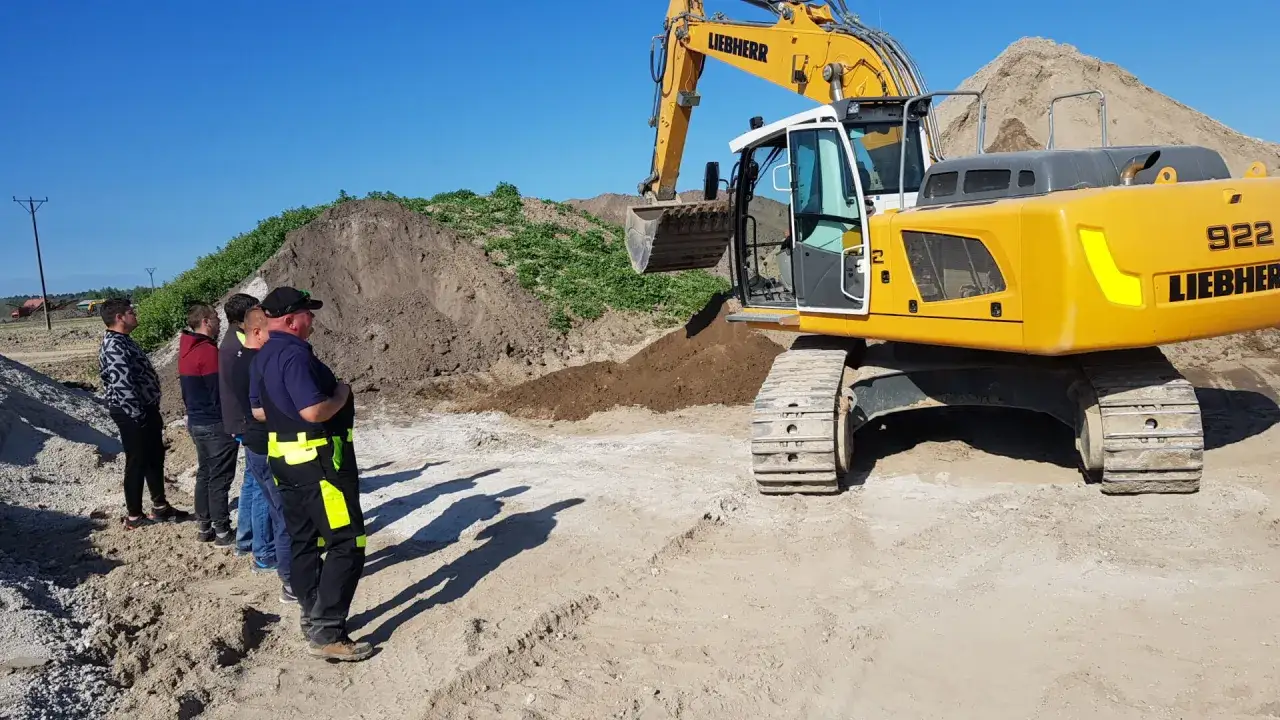 Ile naprawdę kosztują uprawnienia na koparko-ładowarkę? Sprawdź ceny i oszczędź