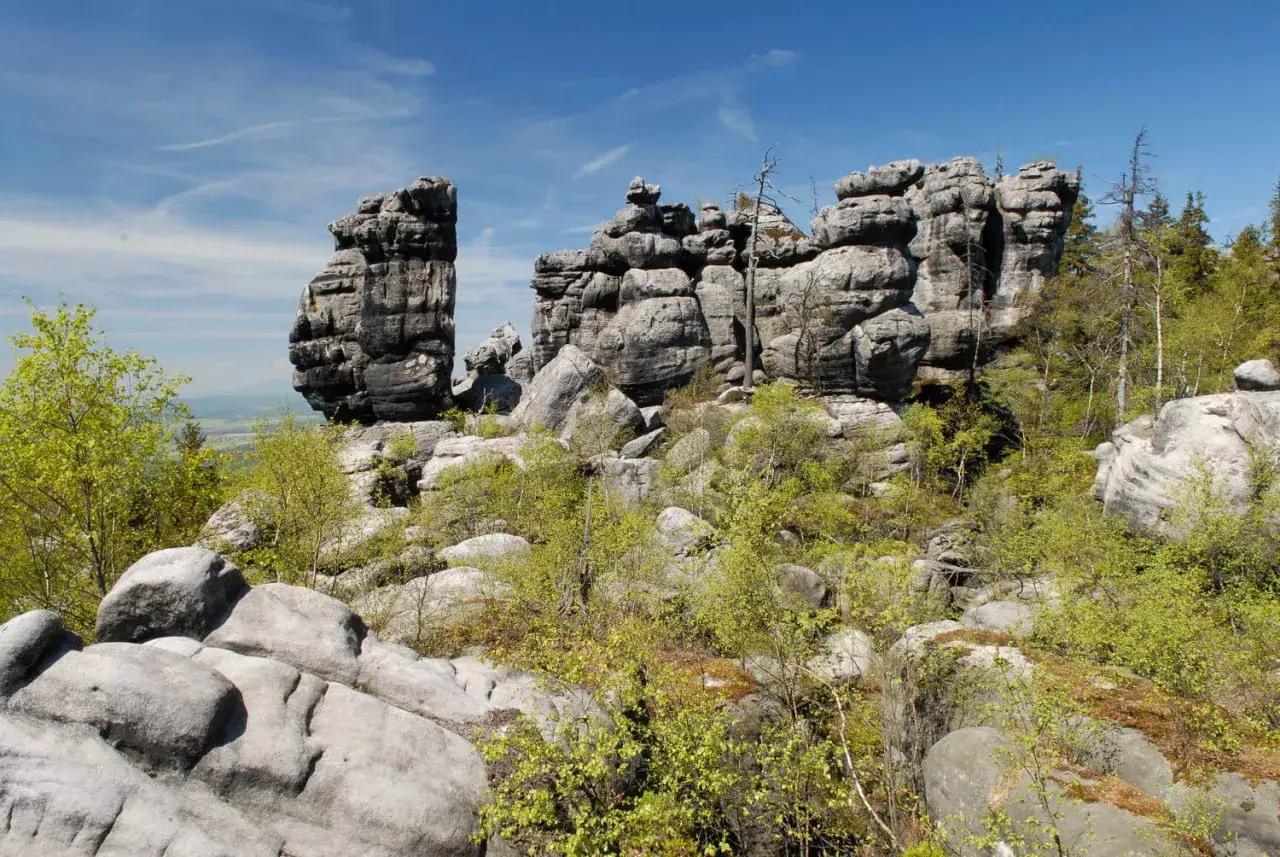 Szczeliniec atrakcje – odkryj niezwykłe formacje i szlaki turystyczne