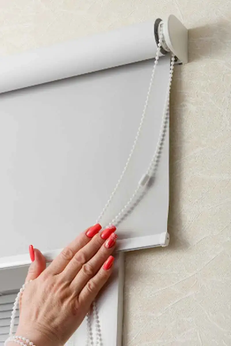 Firany czy rolety? Najlepsze sposoby na ozdobienie okien w domu