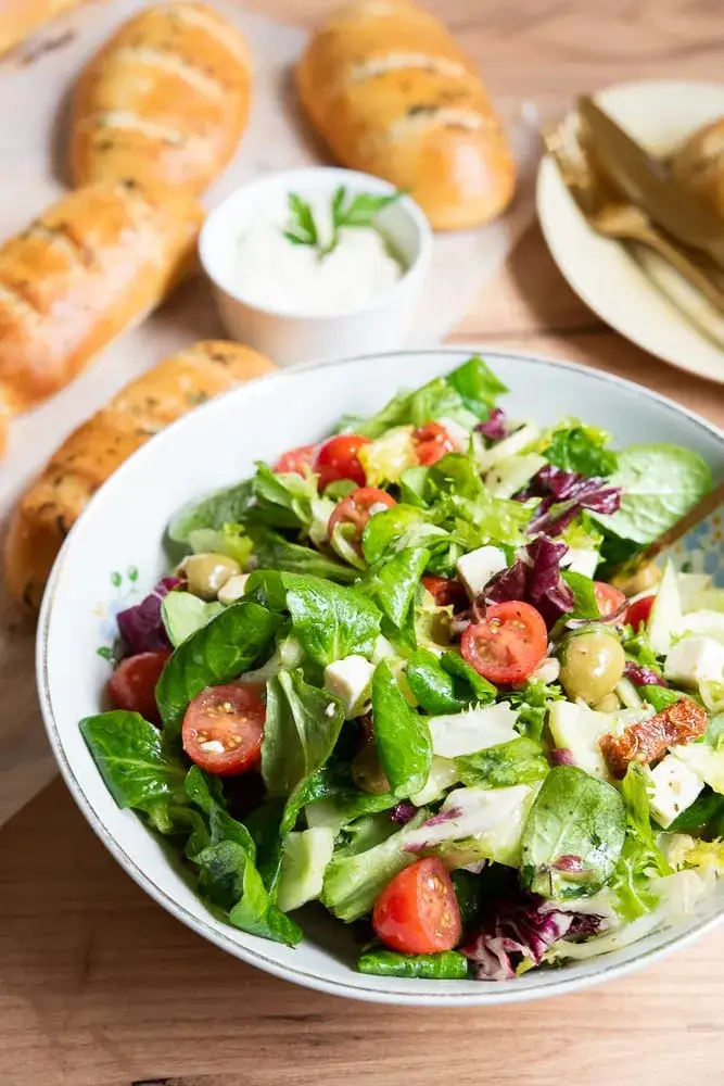 Sałatki na grilla pycha: 5 prostych przepisów na letnie uczty