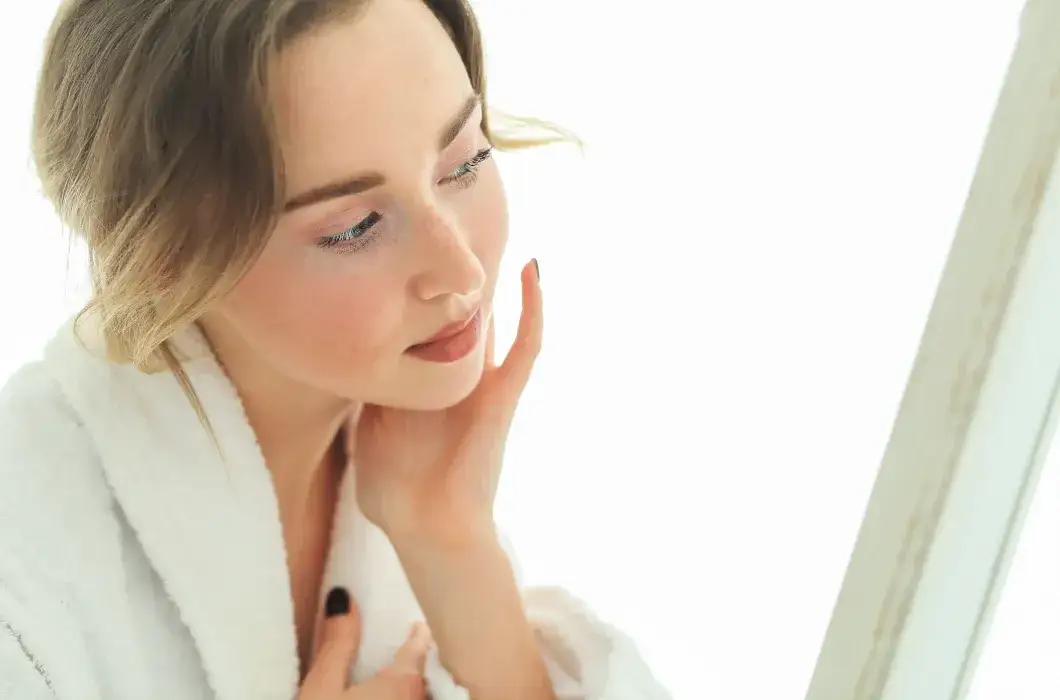 Jakie kosmetyki wybrać przy trądziku różowatym, by uniknąć podrażnień?