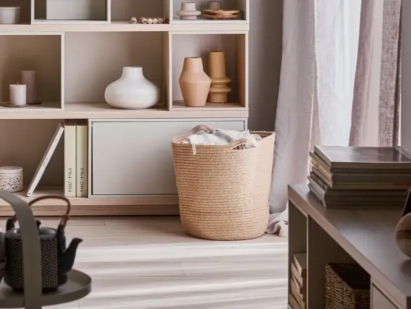 Co postawić w rogu salonu, aby stworzyć przytulną przestrzeń?