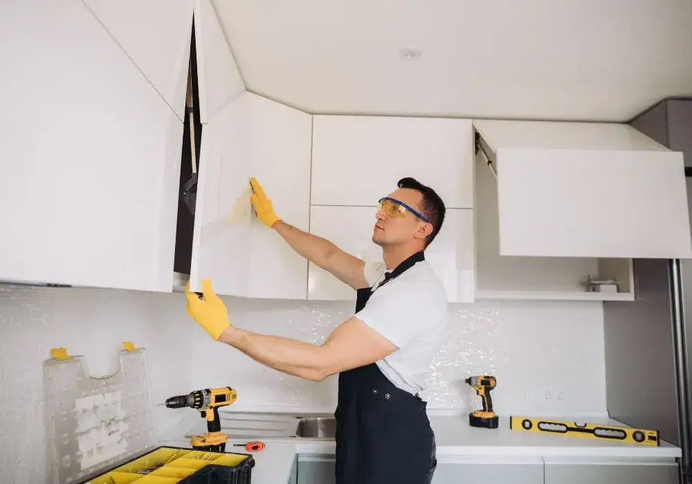 Jak wieszać szafki kuchenne na listwie, by uniknąć błędów i zapewnić stabilność