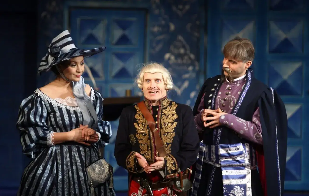 Kto wykonuje kostiumy i rekwizyty w teatrze? Poznaj ich tajemnice